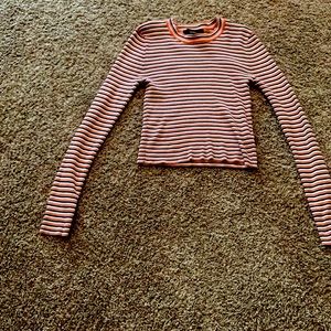 A cropped long sleeve stripped shirt, soft & tight